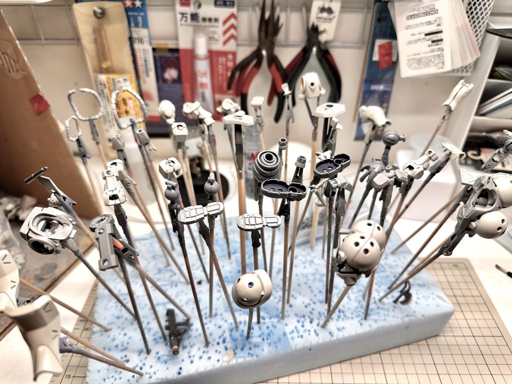 パトライトのディテールはオミットしてます。ショルダーのディテールと太もものディテールは３ミリ開口して３Dプリンターパーツに置き換えてます。