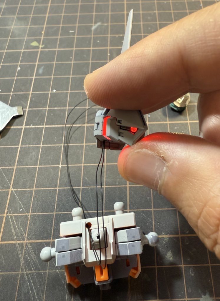 【制作過程①】配線を考えるのが意外と大変でした。一回モノアイに接着するとおいそれと外せなくなるのでw