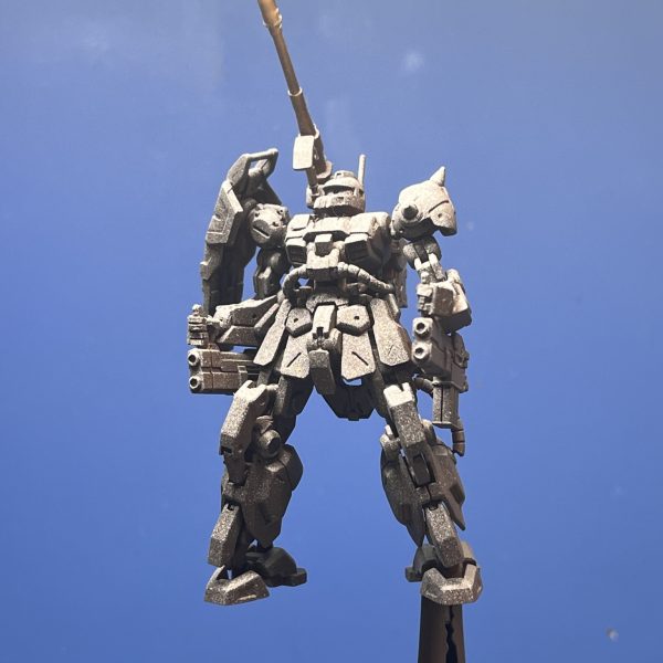 ザクキャノン塗り始めました。今回はホバートラックでやった手法を踏襲してます。①プライマー/エアブラシ②ラッカーマホガニーサーフェイサー/エアブラシ　下地作り③ラッカーホワイト/エアブラシ　明部作り　(画像1､2枚目)④アクリルU-35/筆塗り　各部基本色　(画像3､4枚目)⑤アクリルU-35/筆塗り　各部明暗グラデ塗り　(画像5､6枚目)アクリルガッシュや水性ホビーカラーと違って、U-35は透明度が高い(＝隠蔽力が低い)ので色を混ぜながらグラデをかける手法がやり易い気がしてます。こんなもんで十分だろーと思って18色セットを最初に選びましたが、もっと色数が多くても良かったですね。ともあれ、今日はここまで。ディスプレイ用の土台に砂漠っぽいのを用意してるんで、そうなると砂漠の陽射しを考えてもっと派手な明暗差を付けたいところ。一旦フィルタリングかけて明度を落としてから悩むことにします。（2枚目）