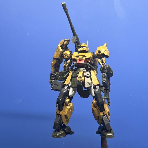 ザクキャノン塗り始めました。今回はホバートラックでやった手法を踏襲してます。①プライマー/エアブラシ②ラッカーマホガニーサーフェイサー/エアブラシ　下地作り③ラッカーホワイト/エアブラシ　明部作り　(画像1､2枚目)④アクリルU-35/筆塗り　各部基本色　(画像3､4枚目)⑤アクリルU-35/筆塗り　各部明暗グラデ塗り　(画像5､6枚目)アクリルガッシュや水性ホビーカラーと違って、U-35は透明度が高い(＝隠蔽力が低い)ので色を混ぜながらグラデをかける手法がやり易い気がしてます。こんなもんで十分だろーと思って18色セットを最初に選びましたが、もっと色数が多くても良かったですね。ともあれ、今日はここまで。ディスプレイ用の土台に砂漠っぽいのを用意してるんで、そうなると砂漠の陽射しを考えてもっと派手な明暗差を付けたいところ。一旦フィルタリングかけて明度を落としてから悩むことにします。（4枚目）