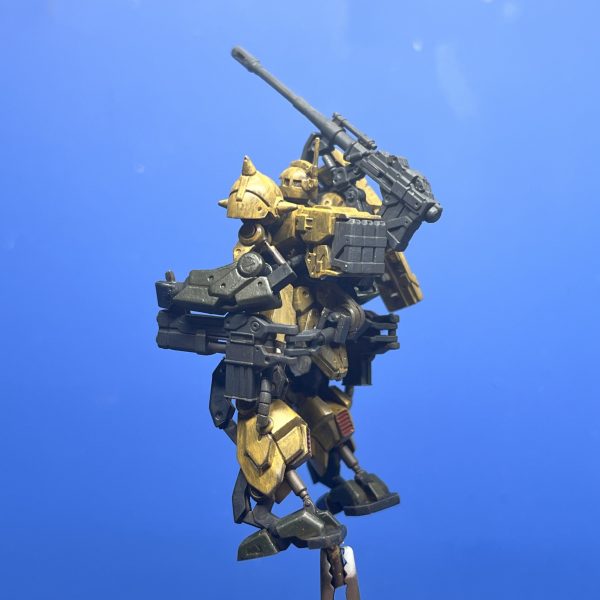 ザクキャノン塗り始めました。今回はホバートラックでやった手法を踏襲してます。①プライマー/エアブラシ②ラッカーマホガニーサーフェイサー/エアブラシ　下地作り③ラッカーホワイト/エアブラシ　明部作り　(画像1､2枚目)④アクリルU-35/筆塗り　各部基本色　(画像3､4枚目)⑤アクリルU-35/筆塗り　各部明暗グラデ塗り　(画像5､6枚目)アクリルガッシュや水性ホビーカラーと違って、U-35は透明度が高い(＝隠蔽力が低い)ので色を混ぜながらグラデをかける手法がやり易い気がしてます。こんなもんで十分だろーと思って18色セットを最初に選びましたが、もっと色数が多くても良かったですね。ともあれ、今日はここまで。ディスプレイ用の土台に砂漠っぽいのを用意してるんで、そうなると砂漠の陽射しを考えてもっと派手な明暗差を付けたいところ。一旦フィルタリングかけて明度を落としてから悩むことにします。（5枚目）