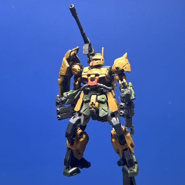 ザクキャノン塗り始めました。今回はホバートラックでやった手法を踏襲してます。①プライマー/エアブラシ②ラッカーマホガニーサーフェイサー/エアブラシ　下地作り③ラッカーホワイト/エアブラシ　明部作り　(画像1､2枚目)④アクリルU-35/筆塗り　各部基本色　(画像3､4枚目)⑤アクリルU-35/筆塗り　各部明暗グラデ塗り　(画像5､6枚目)アクリルガッシュや水性ホビーカラーと違って、U-35は透明度が高い(＝隠蔽力が低い)ので色を混ぜながらグラデをかける手法がやり易い気がしてます。こんなもんで十分だろーと思って18色セットを最初に選びましたが、もっと色数が多くても良かったですね。ともあれ、今日はここまで。ディスプレイ用の土台に砂漠っぽいのを用意してるんで、そうなると砂漠の陽射しを考えてもっと派手な明暗差を付けたいところ。一旦フィルタリングかけて明度を落としてから悩むことにします。（6枚目）