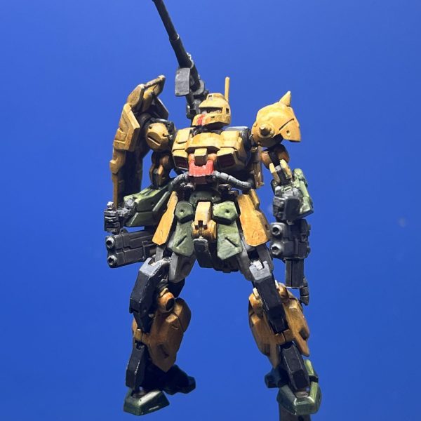 ザクキャノン塗り始めました。今回はホバートラックでやった手法を踏襲してます。①プライマー/エアブラシ②ラッカーマホガニーサーフェイサー/エアブラシ　下地作り③ラッカーホワイト/エアブラシ　明部作り　(画像1､2枚目)④アクリルU-35/筆塗り　各部基本色　(画像3､4枚目)⑤アクリルU-35/筆塗り　各部明暗グラデ塗り　(画像5､6枚目)アクリルガッシュや水性ホビーカラーと違って、U-35は透明度が高い(＝隠蔽力が低い)ので色を混ぜながらグラデをかける手法がやり易い気がしてます。こんなもんで十分だろーと思って18色セットを最初に選びましたが、もっと色数が多くても良かったですね。ともあれ、今日はここまで。ディスプレイ用の土台に砂漠っぽいのを用意してるんで、そうなると砂漠の陽射しを考えてもっと派手な明暗差を付けたいところ。一旦フィルタリングかけて明度を落としてから悩むことにします。（1枚目）