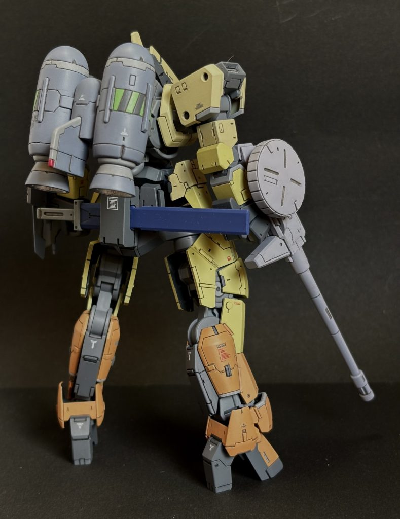 ▲バックショット　最初はマークⅡのバックパックを使おうと考えていましたがサーベルが鉄血の世界感にあわないのでやめました　でもバッチリ似合ってるので結果的にこっちでよかったなと思いました