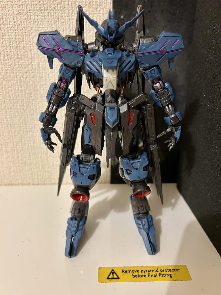 自然光でこんな感じです。外装はMr.COLORの米海軍機色とタミヤのガンメタリックを筆塗りしました。