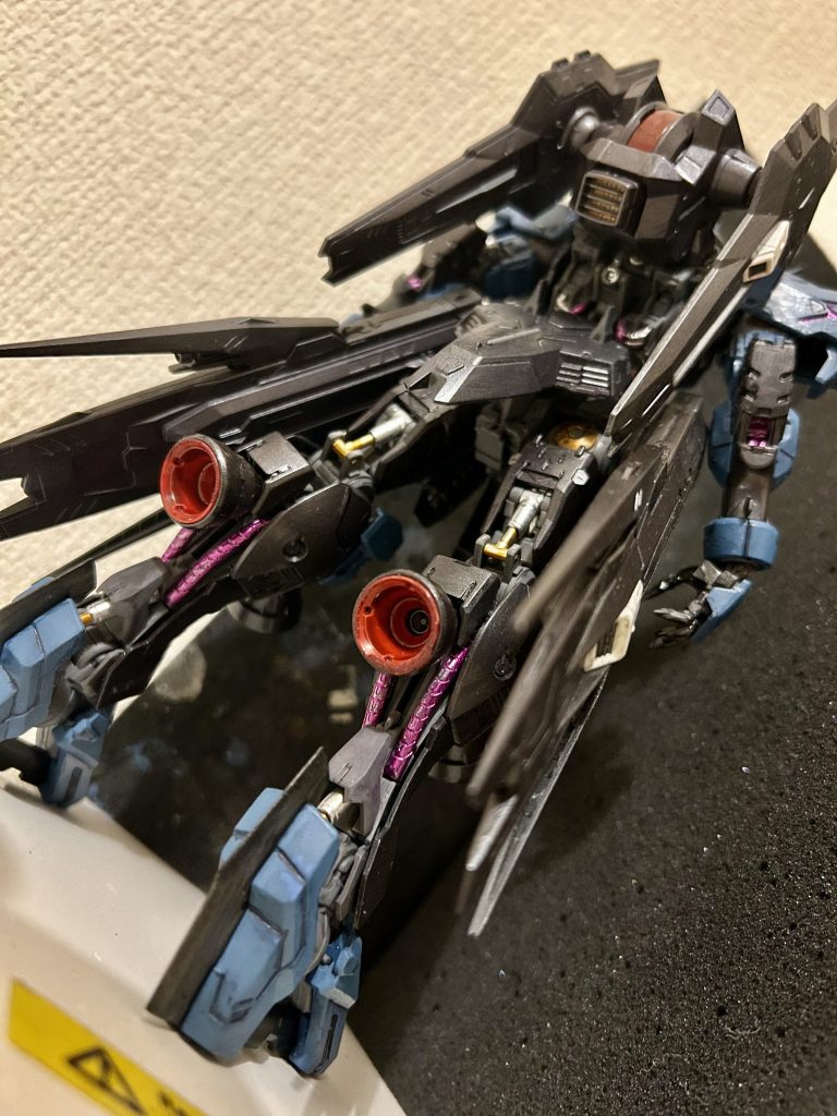 後方からのディティールがお気に入りです。スラスター、バックパックはアクリジョンの小豆色2号を使用して深みのある赤にしました。