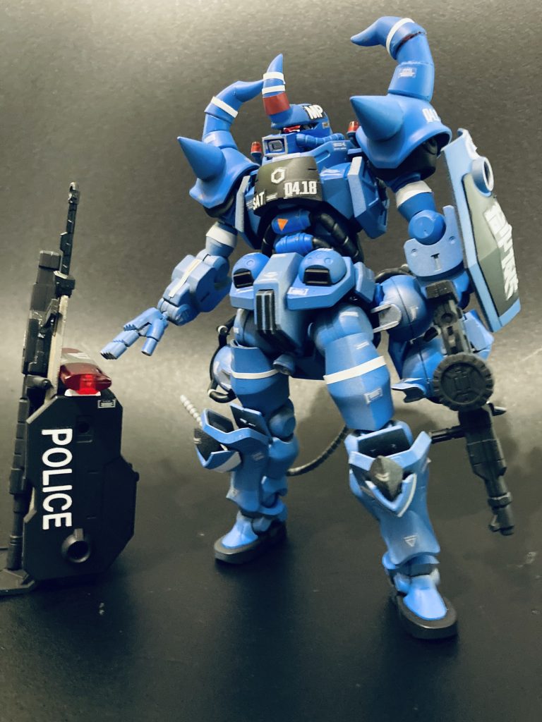 軍警ザクはマッスルでスタイリッシュですが、もしグフが登場したらもっとムキムキでごりマッチョな感じかなぁ…とHG1/144 グリモアのレッドベレーとミキシング、あと以前制作したグフのパーツも流用しました。