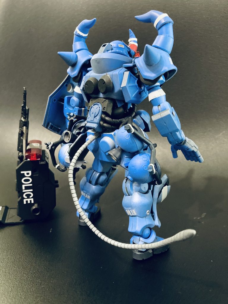 軍警ザクとは違うのだよ…とさらにカスタマイズした機体シルエットと荒々しい戦闘スタイルがまるで闘牛だと、「レッドブル」と呼ばれるようになった設定です✨