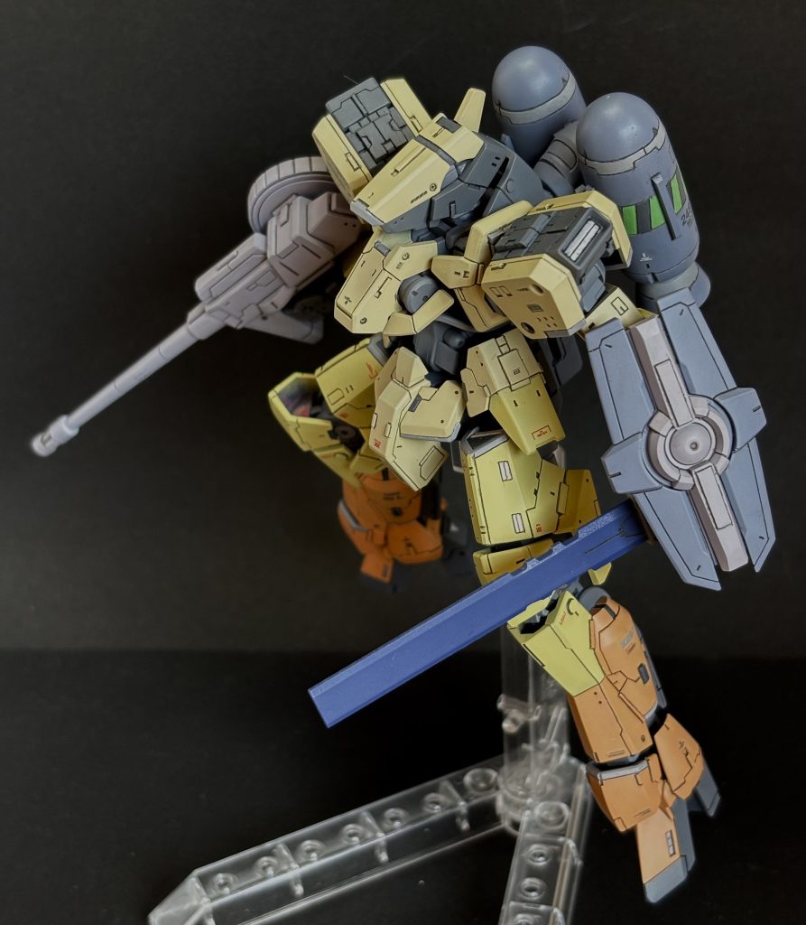 今回初めて工事現場みたいなストライプをやってみました　マスキングではなく筋彫りです　ディバイダーを使うとけっこう簡単に出来ることが分かったのでこれからも使えそうだなと思いました　ちなみにストライプの色はAKIRA2巻表紙をパクりました笑