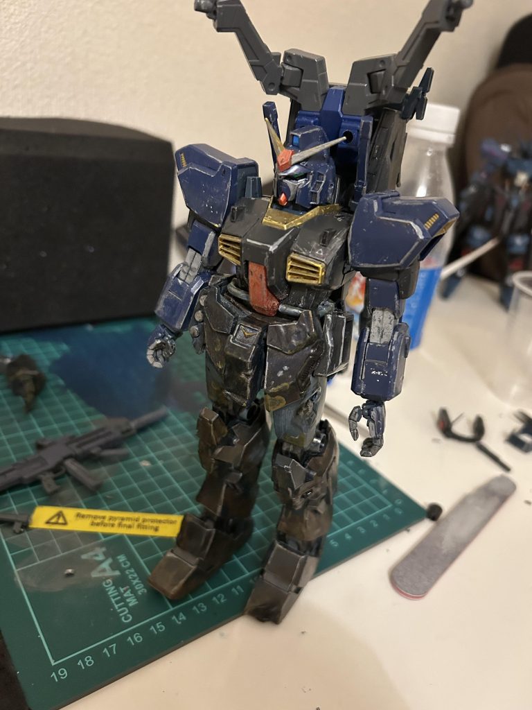 元となった本体です。M kⅡの胴をカットしてジェスタのパイプを入れました。バックパックの青い部分はウイングゼロの翼の付くパーツを削ってハマるようにしたものです。