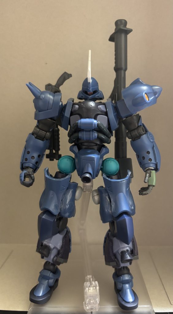 まずは正面です正面から見て右の肩は元のケンプファーのものを削って付けてあります。　左はパトランプを切り落としケンプファーの肩のトゲを付けてます。