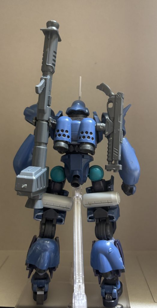 背面背中にはショットガンとバズーカのラックがついていて、背中のスラスターはケンプファーのから拝借してそのまま付けてあります。