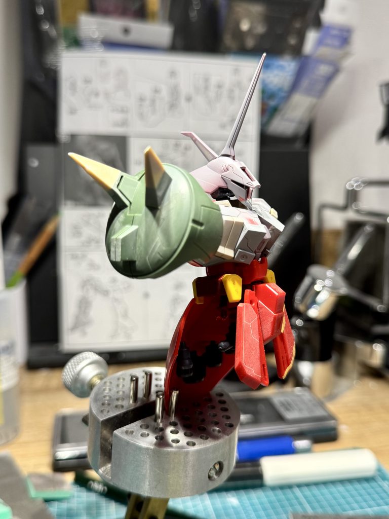 グシオン肩に換装この状態だと、インパクトに欠けるので、先端をパテで盛りトゲトゲしさを強調しました。