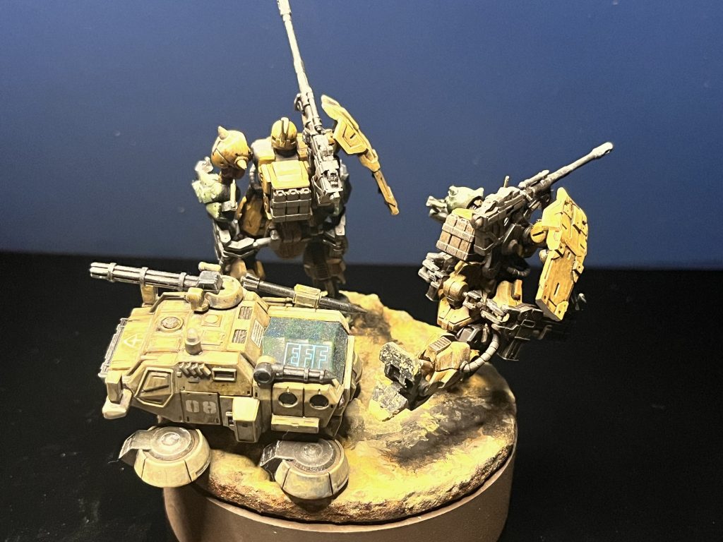 陣営が違いますが、似た塗り方をしたホバートラックと。今作はホバートラックで試した塗り方にプラスして、ハイライトとシャドウを過剰に。さらに小っちゃいアーティファクトですからね〜おぐねく氏が制作ストーリー内のコメントで『ボケとメリハリ』と仰っていたのが正にどんぴしゃでした。スケール変えて、またやります。