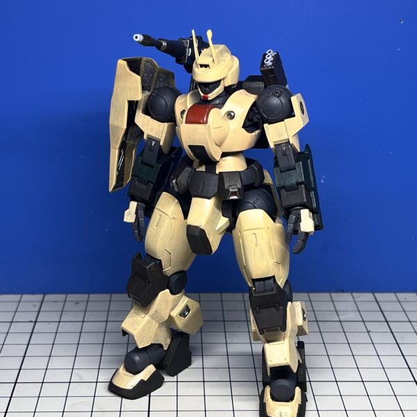 アーティファクトザクキャノンと似たカラースキームでデスルターを塗りはじめました。マホガニーサフの上からステンシルを使ってホワイトをランダムに吹き付け。次いでU-35筆塗り。塗る面積が広くなったせいなのかなんなのか、茶下地の上にイエローオーカーを塗ったら何故か緑がかって見えるようになってしまって、それを隠すように塗り重ねたらこんな感じになりました。どっかに青い成分が入ってたんですかね。というわけで、当初やりたかった筆塗りグラデは頓挫したんで、デスルターはこれからフィルタリングで遊ぶことにしまーす。（2枚目）
