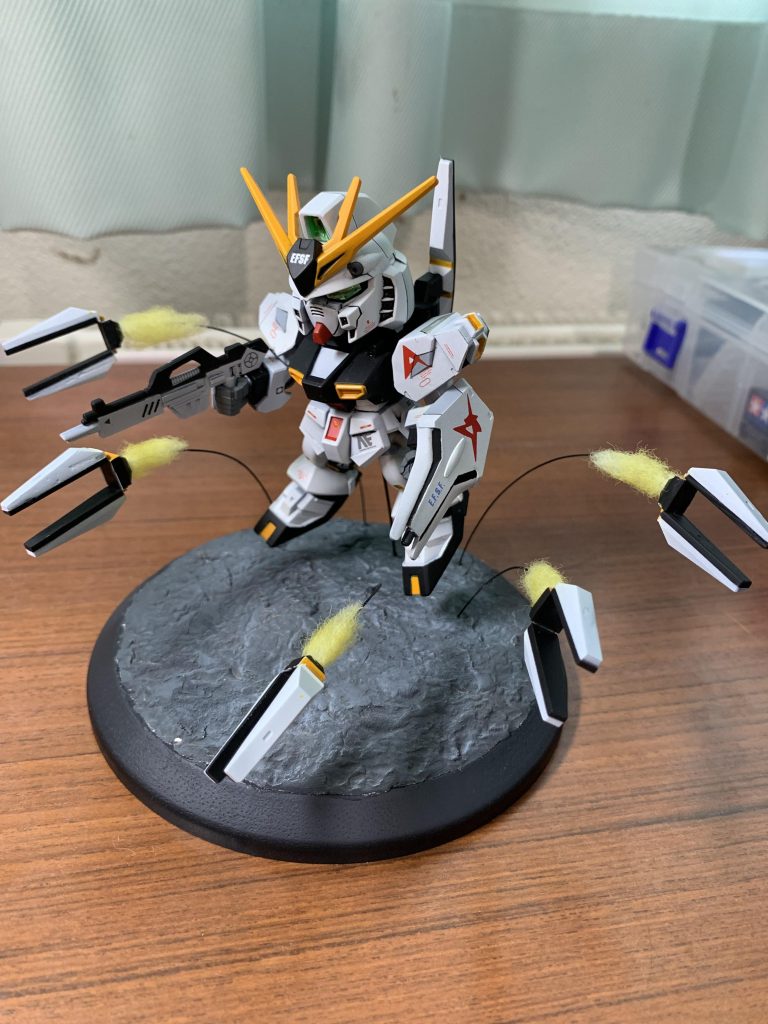 細かな加工としては、スジボリ、プラ板加工、ビス穴開けなどを行いました。主な改造はフィンファンネルを6つに分割しコの字に曲げる改造をし、針金を使用して宙に浮かす状態にしました。