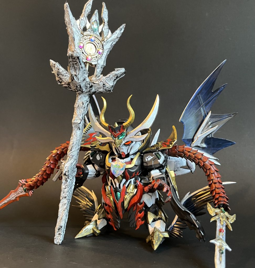 クイーンエアリアル同様に胸に大きな虹色のストーンを配置