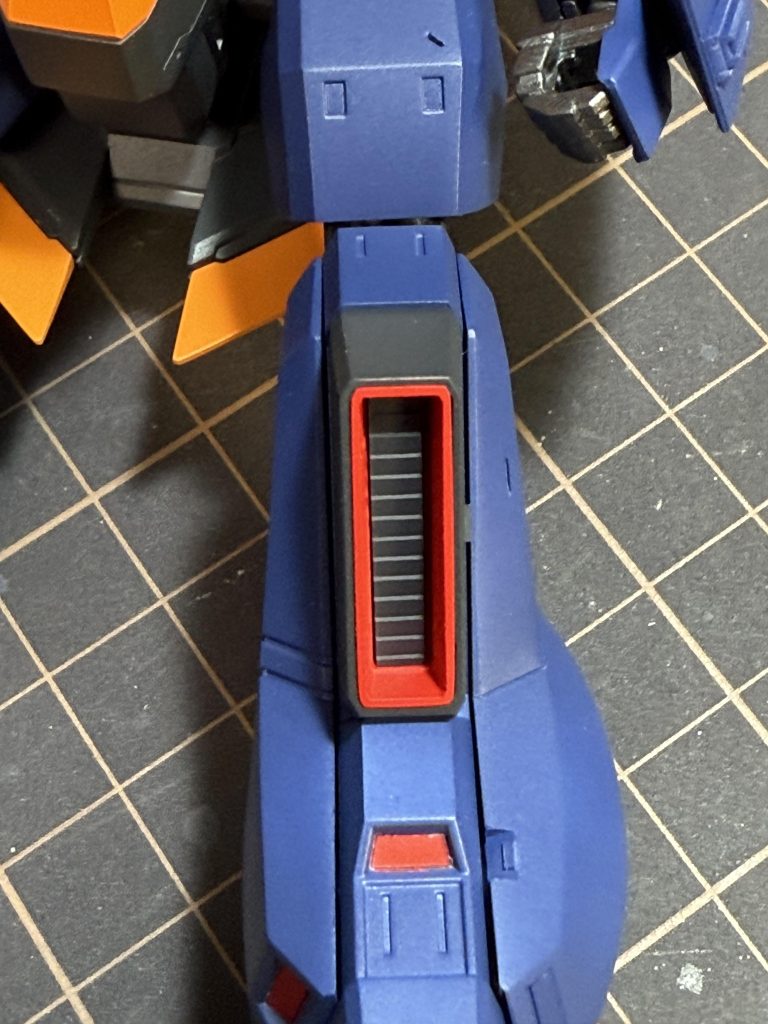 【制作過程④】両肩と両脛のバーニア内には波型プラ板を別で塗装して埋め込み。情報量が少しでも上がれば嬉しいです😆