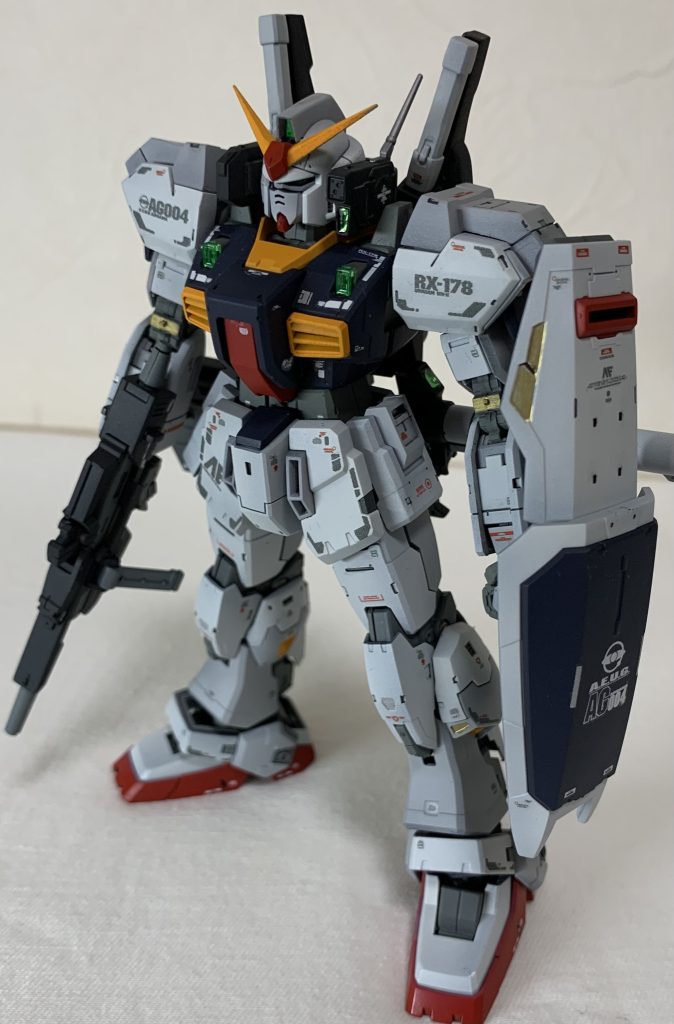 塗装に関しては、サーフェイサーで下地塗装→基本色で塗装→バーニアや内部フレームをメタリック塗装→デカール貼り→トップコートで塗装(光沢、つや消し)→メタルパーツ、ラピーテープ、uvレジンの順で行いました。