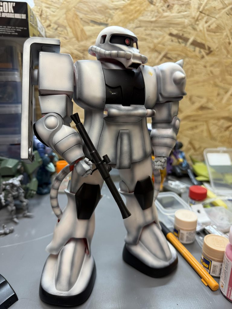 うちに来た当初、、1/60のキットに1/100の手がついてたので、、作り直し、サイズ感が分かるよう、、1/144のバズーカ持たせてます。笑