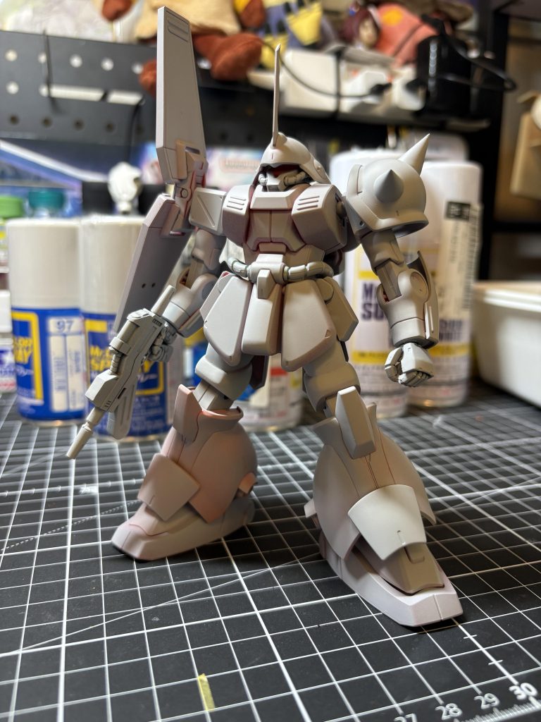 サフ萌え。前にスタークジェガンを全塗装した時はサフは吹かなかったので初サフ萌えです。 