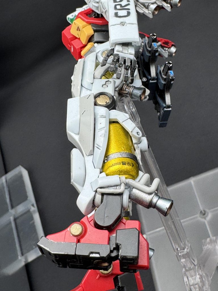 足のタンクには警告マーキング関節部にはマグネットコーティングをイメージして、初めは銀で塗ったけど…白の色数増やしたニュートラルグレーⅡと色相が被った感じになってしまったので、金に変更…