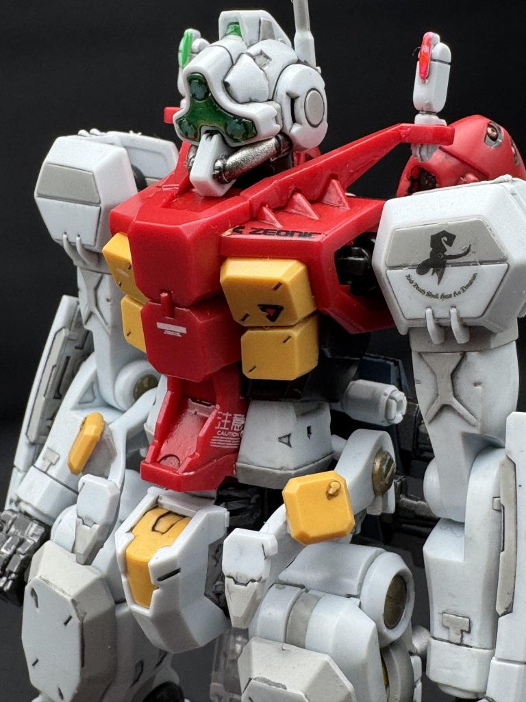 コクピット脇には注意…胸のデカールとかは、本編に出てきたゲルググのシミュレーターを参考に…肩の魔女シールはクリアー3層→中研ぎ→セミグロスクリアーとしたけど、イマイチやな…