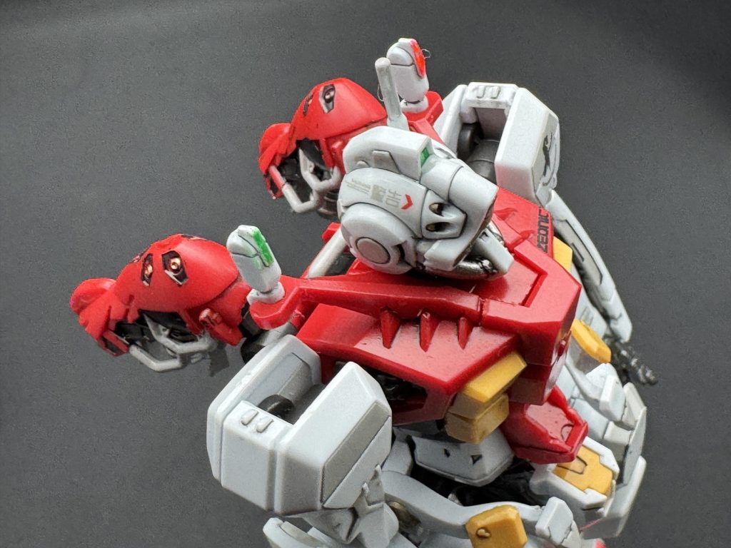 頭部バルカンのところに 警告⚠️バックパックは外れやすいので、ランナーでボールの軸を延長したけど…外れやすさは変わらなかった…