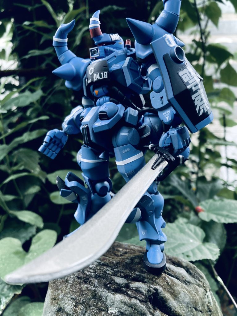 特にジャングルでの対ゲリラ白兵戦が得意で、ヒートロッドは猛獣の尻尾の様に常時配備、試作型だったヒートサーベルは熱伝導の関係で鋳造された刀に変更、密林に立ち入る薙刀仕様です✨