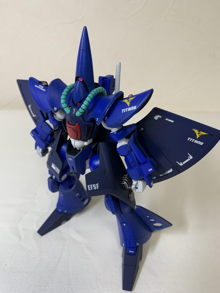 塗装に関しては、サーフェイサーで下地塗装→ハンブラビカラーで塗装→内部フレームをホワイトで塗装→デカール貼り→トップコートで塗装(光沢、つや消し)→モノアイの接着→メタルパーツ、ラピーテープ、uvレジンの順で行いました。