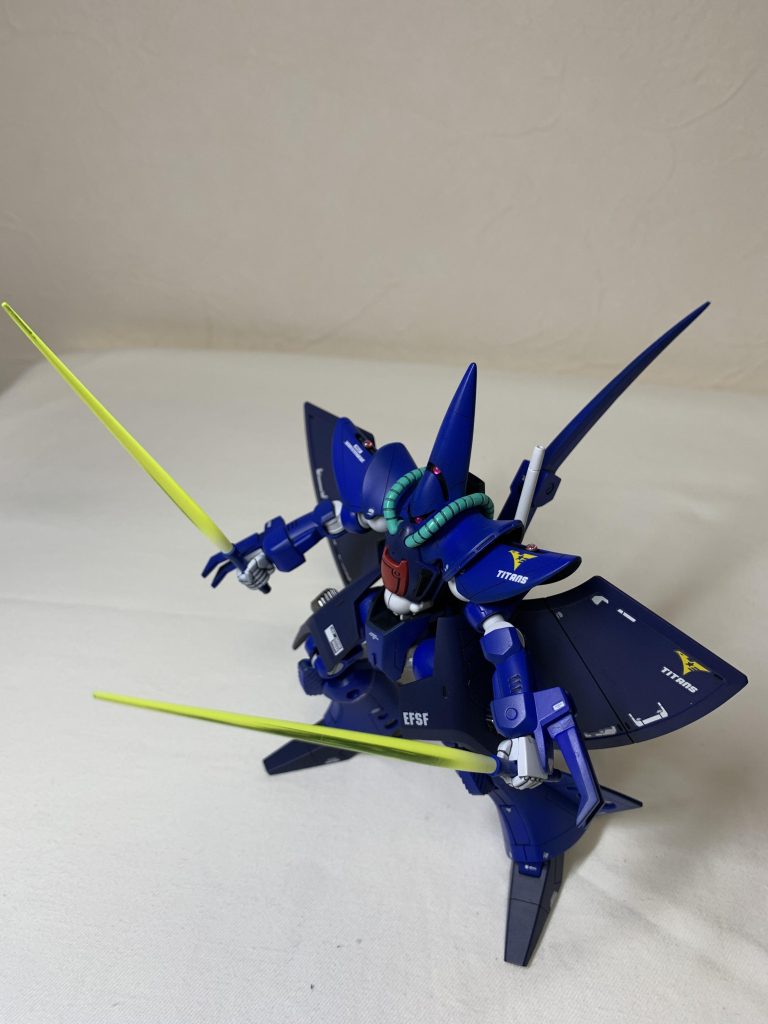 細かな加工としては、スジボリ、プラ板加工、ビス穴開けなどを行いました。