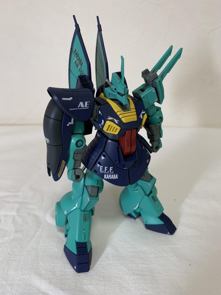 塗装に関しては、サーフェイサーで下地塗装→ビリジアングリーンで塗装→バーニアや内部フレームをメタリック塗装→デカール貼り→トップコートで塗装(光沢、つや消し)→モノアイの接着→メタルパーツ、ラピーテープ、uvレジンの順で行いました。