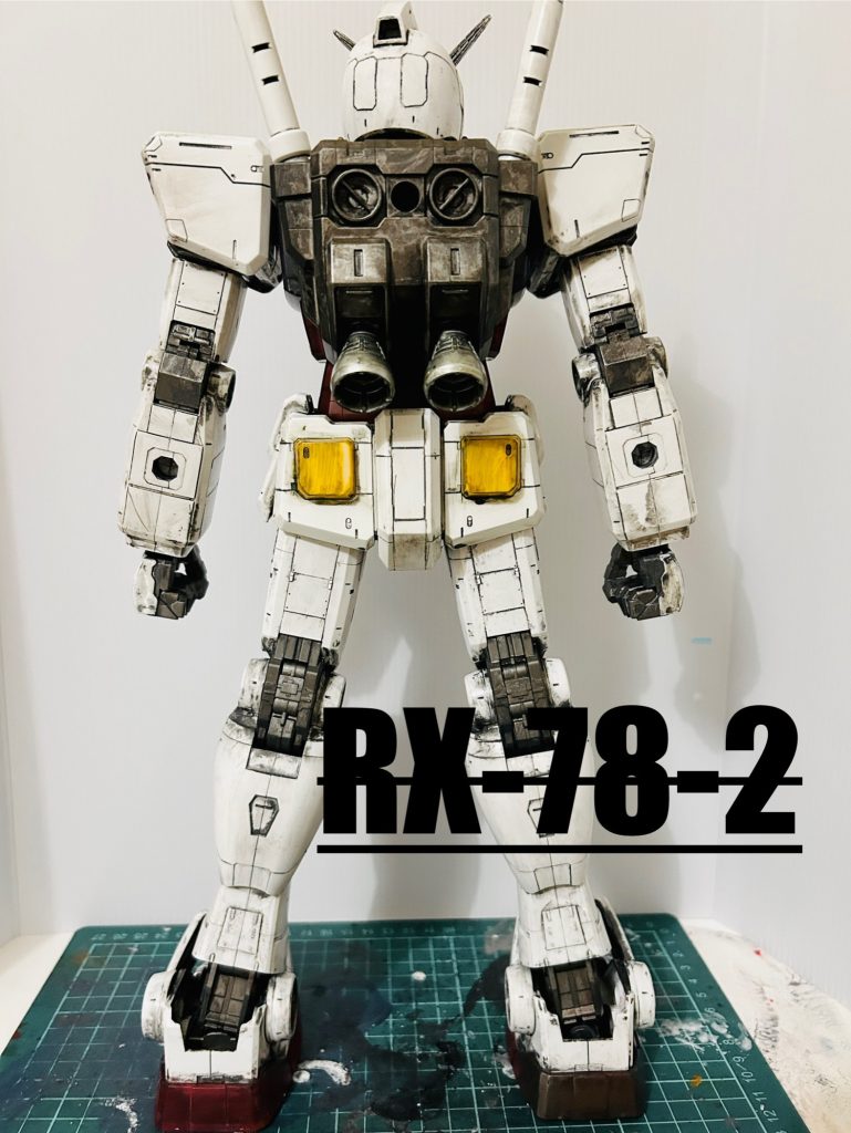 立ち姿が凛々しいです。ヤスリとメッシュで処理した後、筋彫りして塗装後にガンメタで墨入れを行い、アセトンでぼかしました。