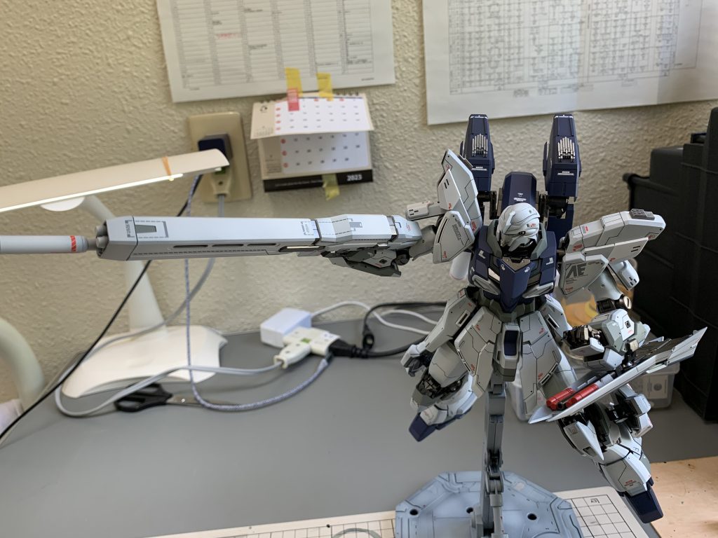 グラデーション塗装は4〜5回行っており、エッジ部分を少し残して塗装いたしました。台座も同様にモールド部分のサフ部分を残して塗装しました。