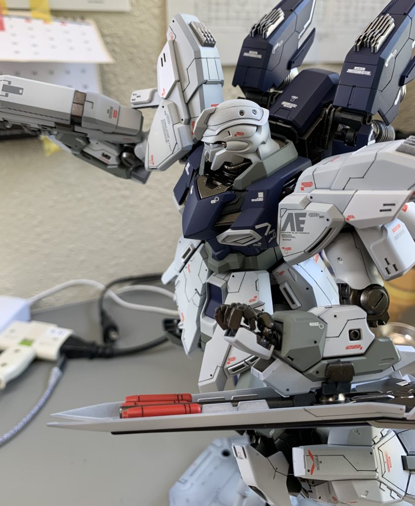 改造ポイントは、コトブキヤモデリングサポートグッズのラジエートフィン等を使用してディテールの追加、スジボリやビス穴、プラ板加工で情報量の追加、一部にメタルパーツ、メタルボールを使用しました。