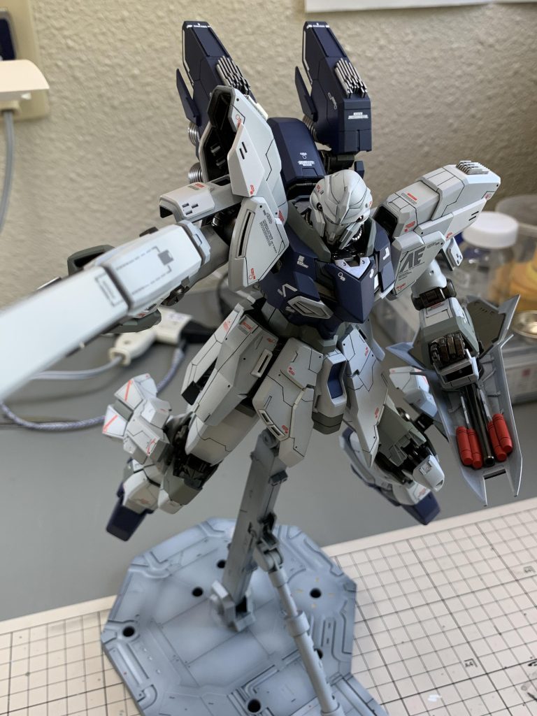 塗装に関しては、サーフェイサー黒で下地塗装→基本色でグラデーション塗装→バーニアや内部フレームをメタリック塗装→スミ入れ→デカール貼り→トップコートで塗装(光沢、つや消し)→メタルパーツ接着の順で行いました。