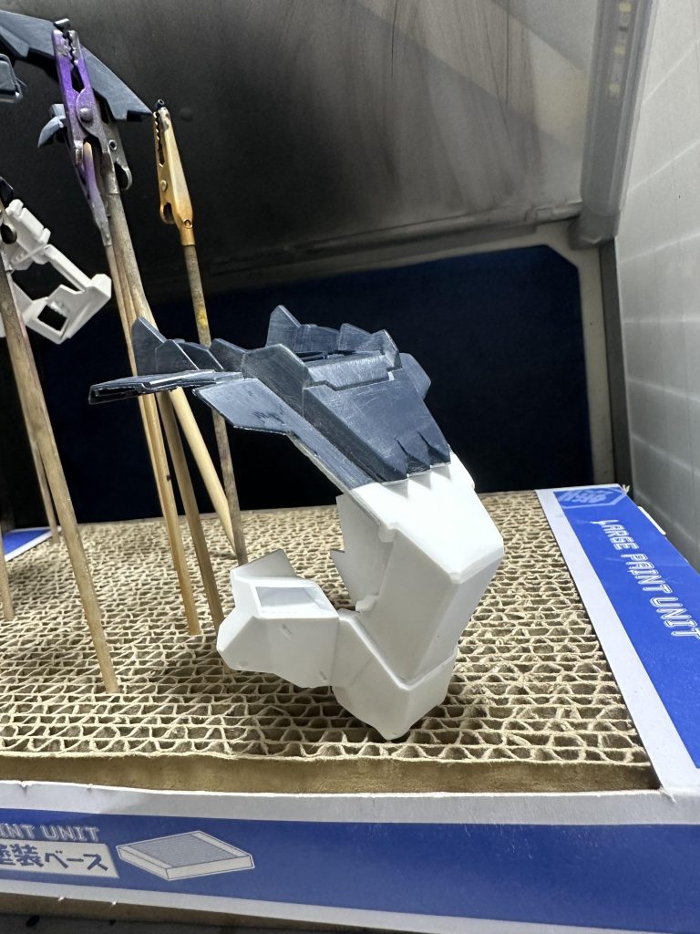 一番苦労した首元。真ん中あたりでぶった切ってるのでつなぎ目を消しつつ裏側や隙間をプラ板で補強違和感なく仕上げるのに時間かかりました。