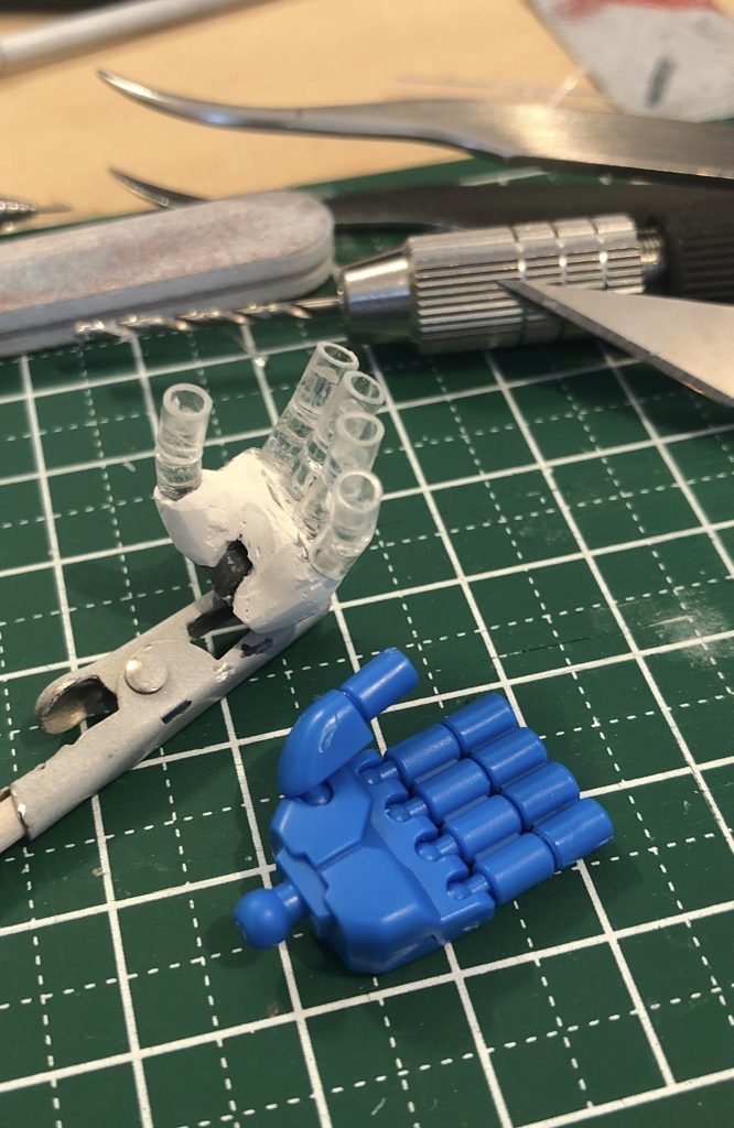 左手が子供用グローブみたいなので表情をつけることに。とは言え、指がマシンガン設定なら曲がっちゃいかんのか(^^;)