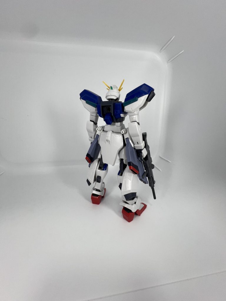こちら後ろ姿ボディはまんまウィンダムなんでストライカーパックも色々付けられます。程よくゴツくて情報量があるけど太くはないスラっと体型の下半身を後ろから見るのが個人的には乙ですね…カラミティとかアビスも良いバランスで好きなんですよね〜