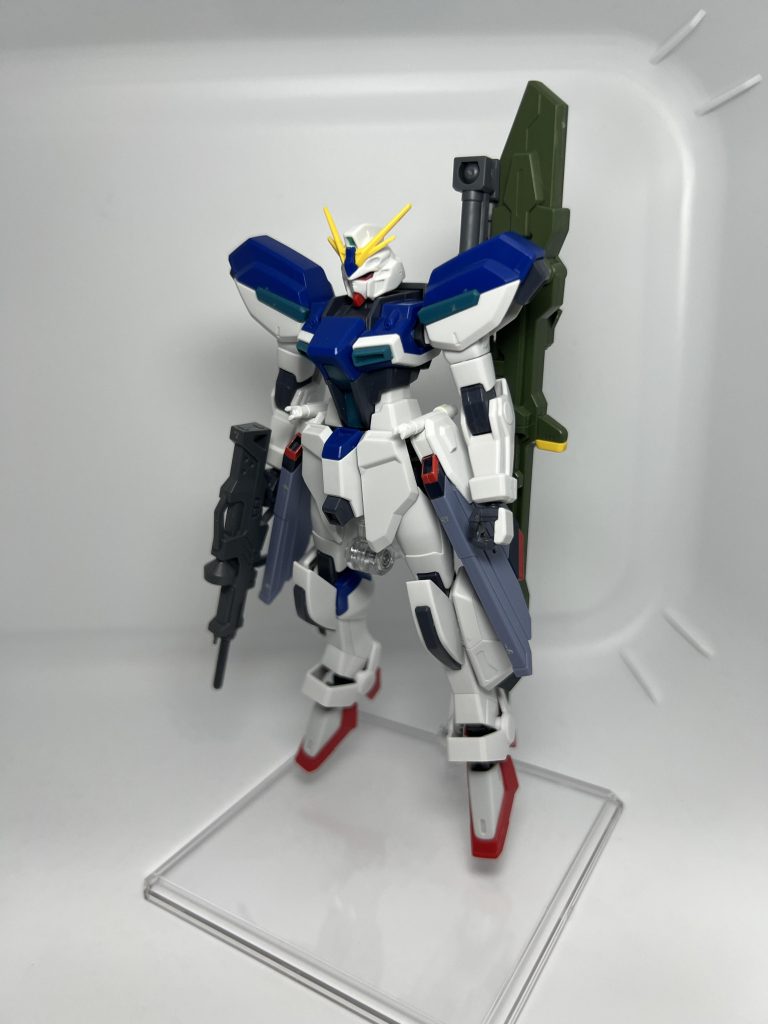 その辺にあったランチャーストライカーを装備してみました。肩は付かないので背負ものだけになっちゃうんですけど、かっこいい物はかっこいい😎