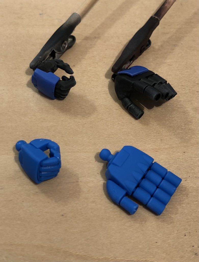 指が銃身を兼ねているので何となくガンメタに変更。……一体どこから給弾されるんだろう？右手も色味を揃えました。