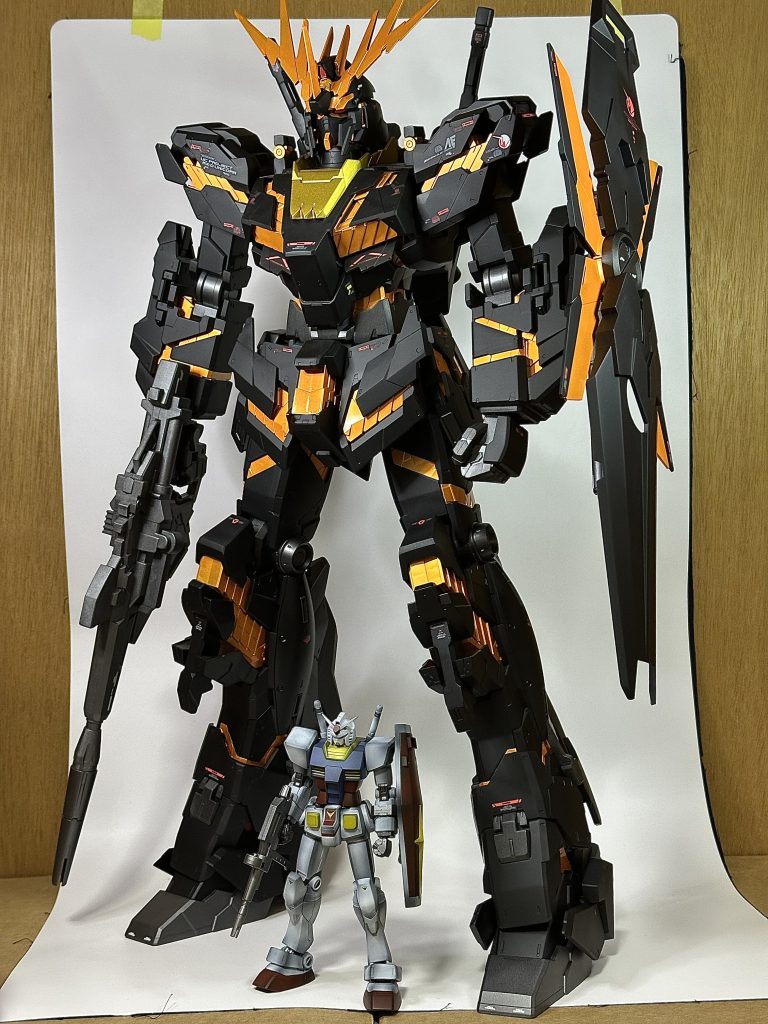 HGのガンダムをサイズ比較に置く。ガンダムやザクのメガより大きいのは知ってたがホントにデカイwフレーム等基本的なバンシィカラーにする意識をしました!
