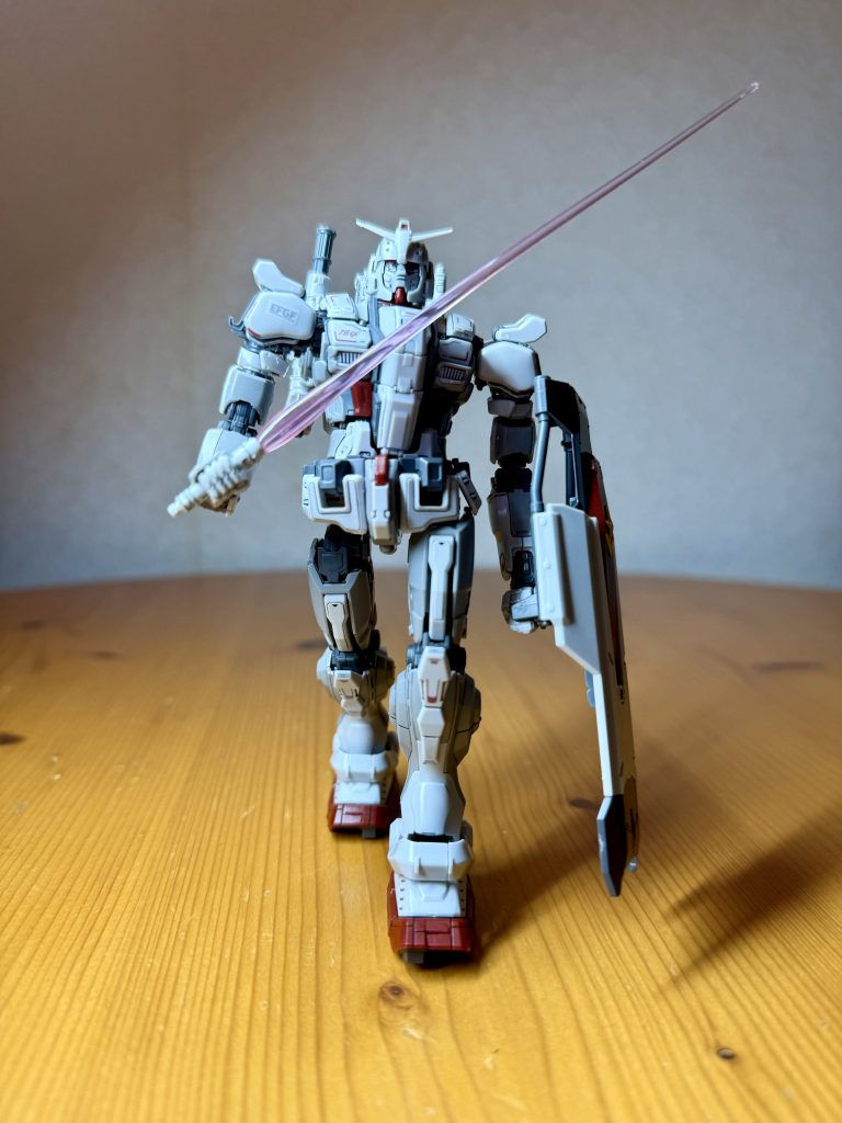 ポーズ3つ目パッケージにもなっているポーズですね。かなり立たせるのとバランスを保つのが難しかったです。これが限界でした。ただ、このガンダムの不気味さがかっこいいなって思いました。