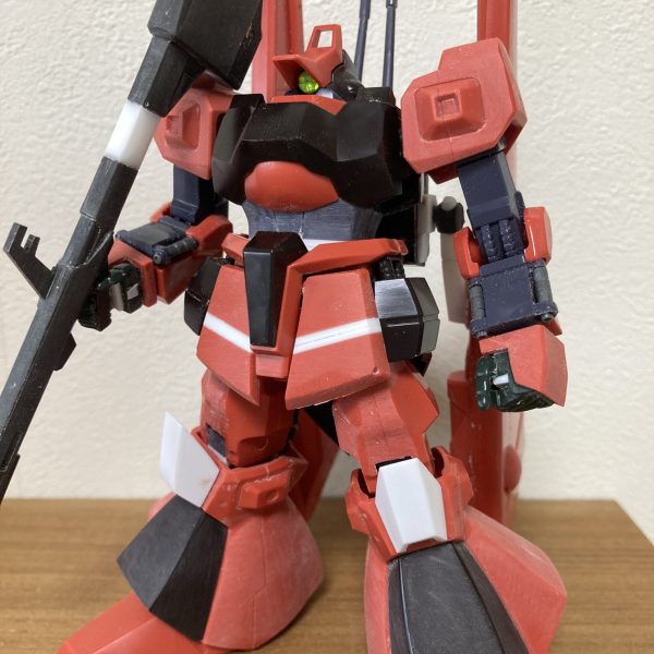 シュツルムディアスの今日の成果です。膝アーマーを大型化しました。キットの膝アーマーが小さく、迫力が無いように感じるのでプラ板で囲み、一回り大きくしてみました。自分的には良い感じです。足の接地性が悪いので、足首の取付軸を2mm程外側に移動しました。接地性がかなり改善されました。拳を古いキット(ディザートザク)から流用し可動指にしました。キットのままの拳パーツの形状が好みじゃないのと、ジオン軍所属機なため、丸指にしたかったので一石二鳥な感じです。大きさも意外と違和感が無いかと。(旧キットは端部肥大な感じだからかな？？)（1枚目）