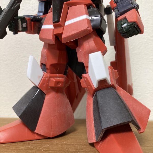 シュツルムディアスの今日の成果です。膝アーマーを大型化しました。キットの膝アーマーが小さく、迫力が無いように感じるのでプラ板で囲み、一回り大きくしてみました。自分的には良い感じです。足の接地性が悪いので、足首の取付軸を2mm程外側に移動しました。接地性がかなり改善されました。拳を古いキット(ディザートザク)から流用し可動指にしました。キットのままの拳パーツの形状が好みじゃないのと、ジオン軍所属機なため、丸指にしたかったので一石二鳥な感じです。大きさも意外と違和感が無いかと。(旧キットは端部肥大な感じだからかな？？)（3枚目）