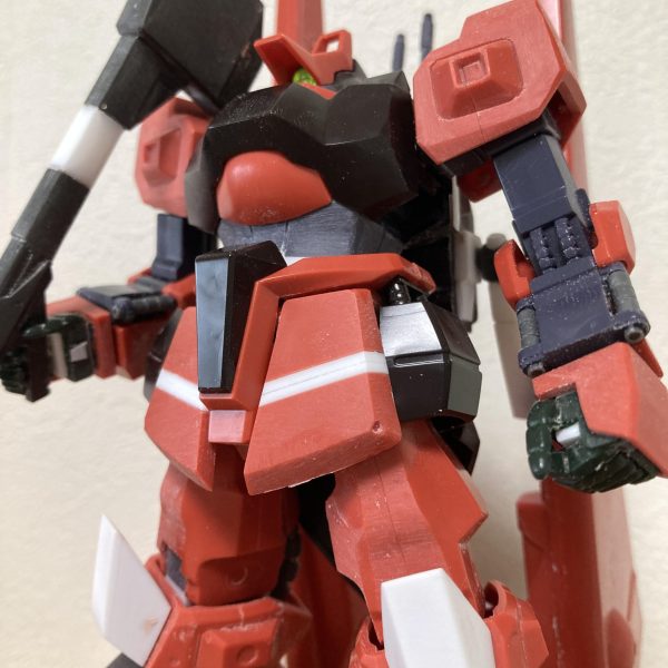 シュツルムディアスの今日の成果です。膝アーマーを大型化しました。キットの膝アーマーが小さく、迫力が無いように感じるのでプラ板で囲み、一回り大きくしてみました。自分的には良い感じです。足の接地性が悪いので、足首の取付軸を2mm程外側に移動しました。接地性がかなり改善されました。拳を古いキット(ディザートザク)から流用し可動指にしました。キットのままの拳パーツの形状が好みじゃないのと、ジオン軍所属機なため、丸指にしたかったので一石二鳥な感じです。大きさも意外と違和感が無いかと。(旧キットは端部肥大な感じだからかな？？)（4枚目）