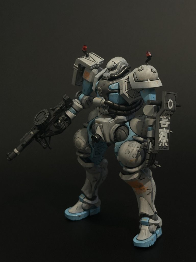 自分としては珍しくウェザリング仕上げ。その理由は、ランナー塗装のデメリットであるゲート跡や塗装むらの誤魔化しと、彫りなおしていないスジボリにしっかり墨入れするためです。加工個所は以下のみ。・モノアイを市販パーツに置き換え・パトランプ基部の余計な造形(支え?)を削除