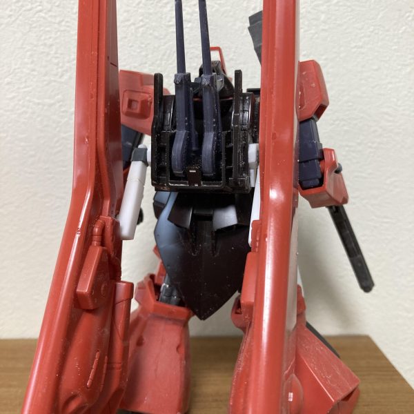 シュツルムディアスの今日の成果です。膝アーマーを大型化しました。キットの膝アーマーが小さく、迫力が無いように感じるのでプラ板で囲み、一回り大きくしてみました。自分的には良い感じです。足の接地性が悪いので、足首の取付軸を2mm程外側に移動しました。接地性がかなり改善されました。拳を古いキット(ディザートザク)から流用し可動指にしました。キットのままの拳パーツの形状が好みじゃないのと、ジオン軍所属機なため、丸指にしたかったので一石二鳥な感じです。大きさも意外と違和感が無いかと。(旧キットは端部肥大な感じだからかな？？)（5枚目）