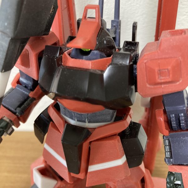 シュツルムディアスの今日の成果です。膝アーマーを大型化しました。キットの膝アーマーが小さく、迫力が無いように感じるのでプラ板で囲み、一回り大きくしてみました。自分的には良い感じです。足の接地性が悪いので、足首の取付軸を2mm程外側に移動しました。接地性がかなり改善されました。拳を古いキット(ディザートザク)から流用し可動指にしました。キットのままの拳パーツの形状が好みじゃないのと、ジオン軍所属機なため、丸指にしたかったので一石二鳥な感じです。大きさも意外と違和感が無いかと。(旧キットは端部肥大な感じだからかな？？)（6枚目）