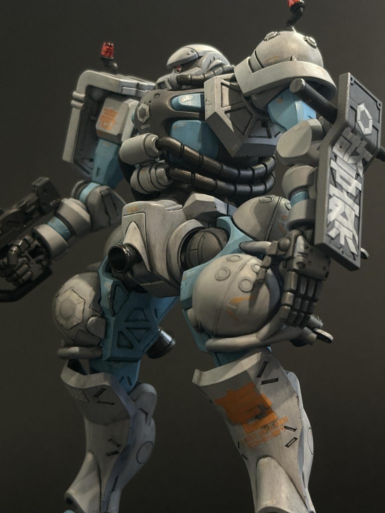 デカールはオレンジで差し色に。ゲート跡の上に貼って隠したりも。ずっと使ってみたかったHiQパーツの日本語デカール、今回ついに使用できました。宇宙世紀なのに日本語マーキングが許される世界観!